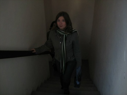 bibiška šplhá po schodoch