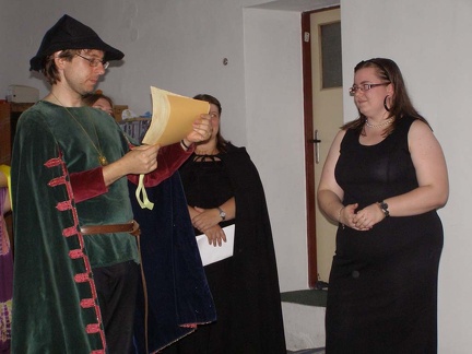 P.p. Nim předává Felicitas Frobisherové diplom za OVCE
