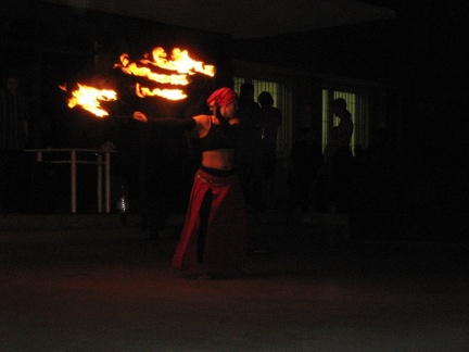 Noční show s ohněm